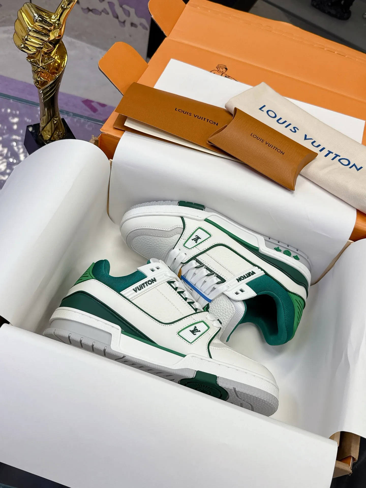Factory price: 760💰 (latest color) This LV Trainer sneaker is made of grained cow leather, and uses vibrant colors to pay tribute to Virgil Abloh’s original classic inspired by retro basketball shoes. The upper is embellished with rubber LV letters and Vuitton logo, and the outsole is decorated with Monogram flowers. Exquisite packaging at the delivery counter🛍📦 ▪️Fabrics: Original customized first-layer cowhide ▪️Inner lining: Original customized breathable mesh lining ▪️Outsole: Original molded two-color TPU combination outsole ▪️Sole thickness: 3CM ▪️Size: Women's 35-40 Men's 38-46